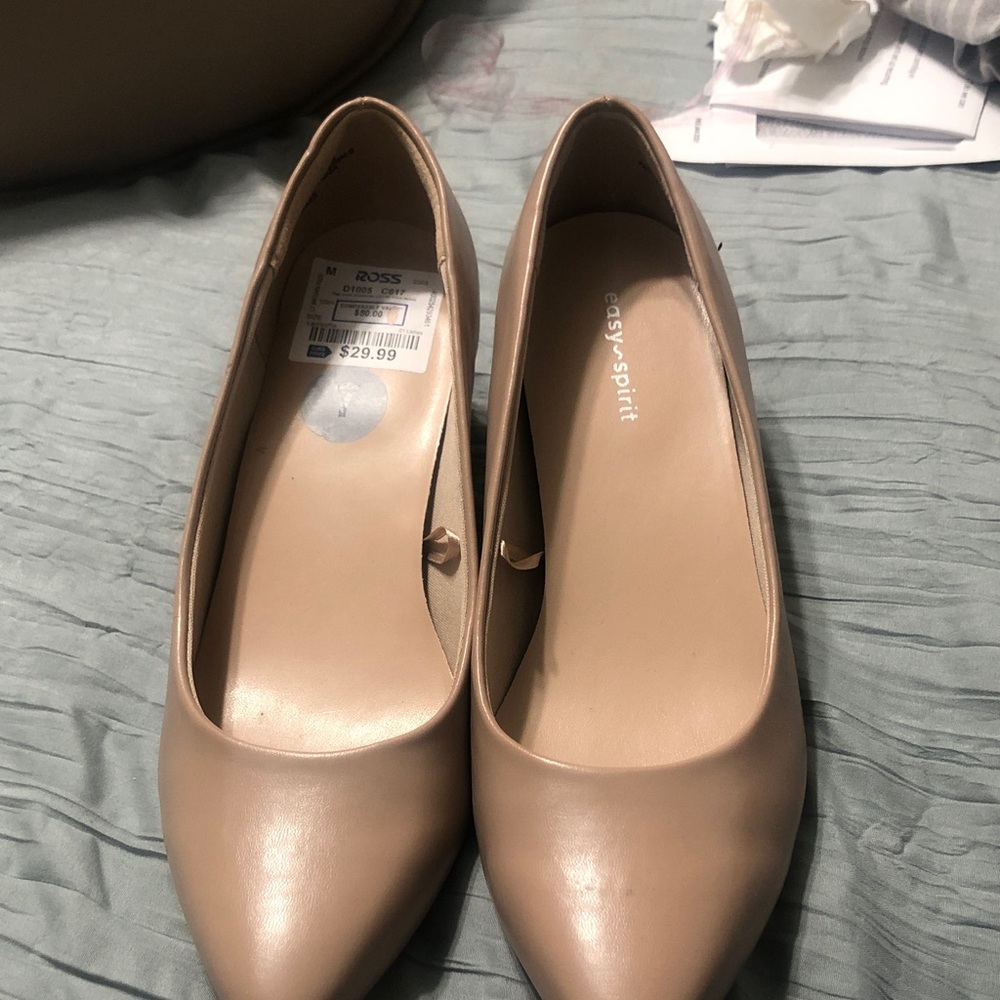 Easy Spirit Women's Cream Loafers